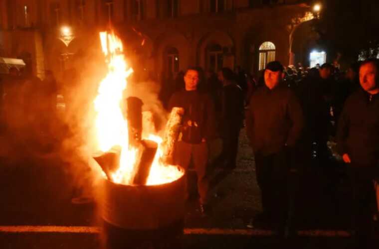 В Абхазии оппозиция попыталась захватить телерадиокомпанию