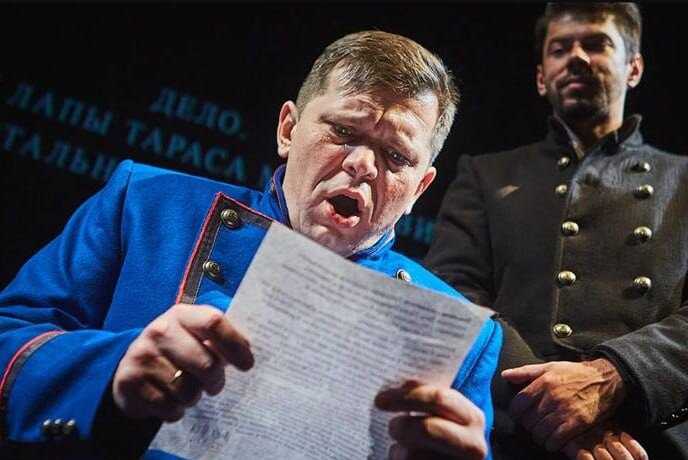 Театр в Новосибирске отменил спектакль после жалобы силовиков на сцену с взяткой