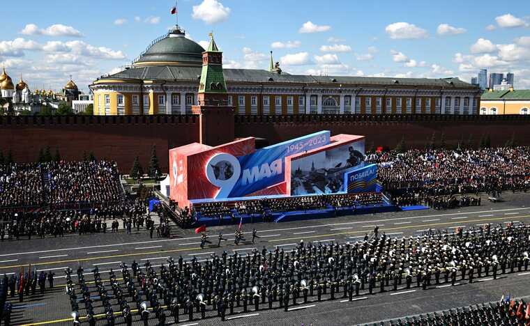 В Якутии построили танк из фанеры для Парада Победы